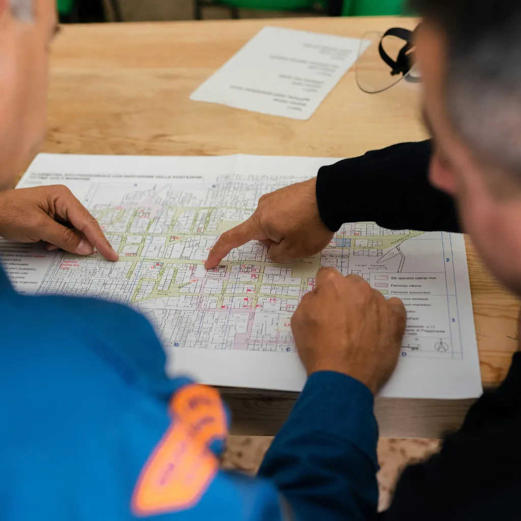Profesionales revisando planos de una instalación